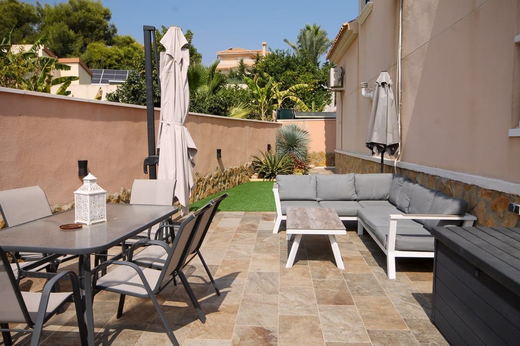 3 slaapkamer Villa te koop in San Miguel de Salinas met zwembad garage - € 285.000 (Ref: 10088941)