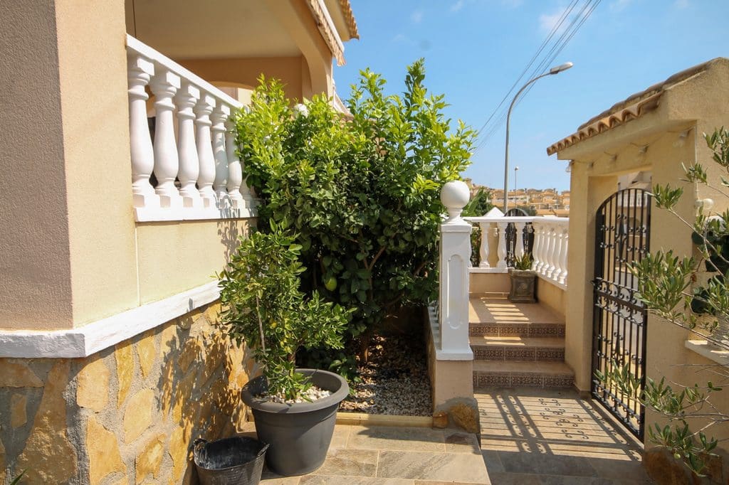 3 slaapkamer Villa te koop in San Miguel de Salinas met zwembad garage - € 285.000 (Ref: 10088941)