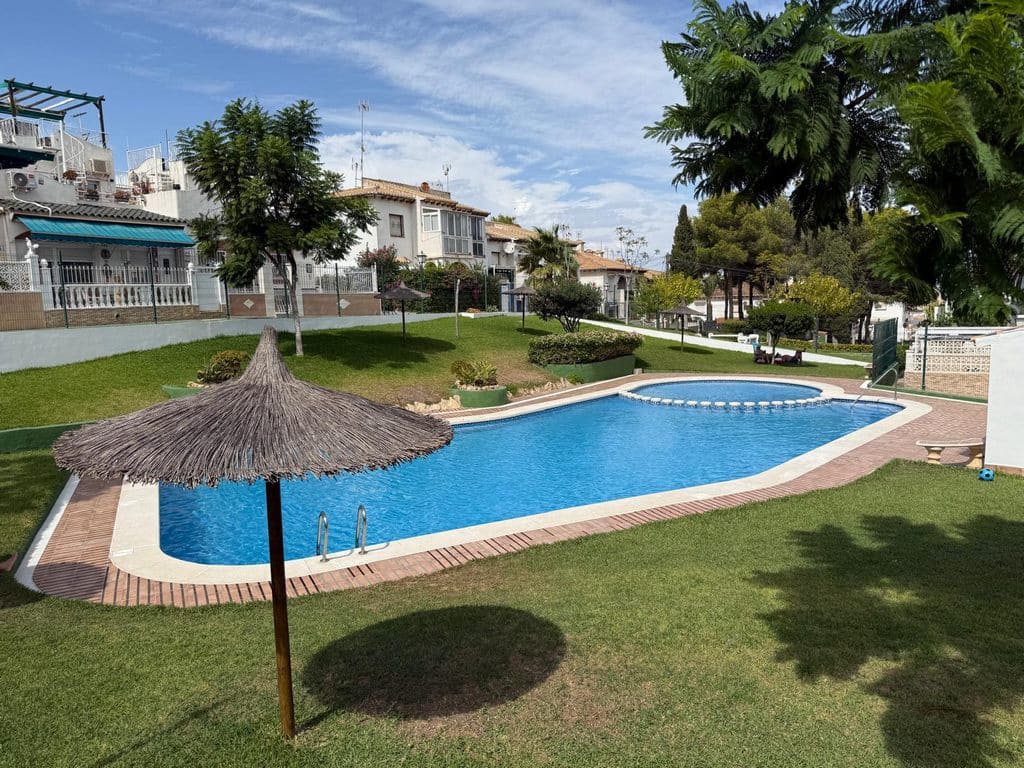 2 Zimmer Doppelhaus zu verkaufen in Torrevieja mit Pool - 155.000 € (Ref: 10101862)