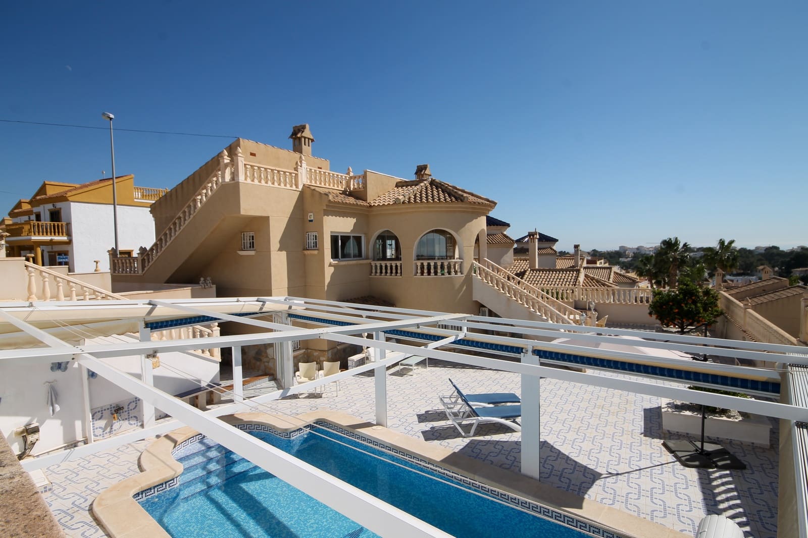 4 soverom Villa til salgs i Orihuela Costa med svømmebasseng garasje - € 490 000 (Ref: 9647833)