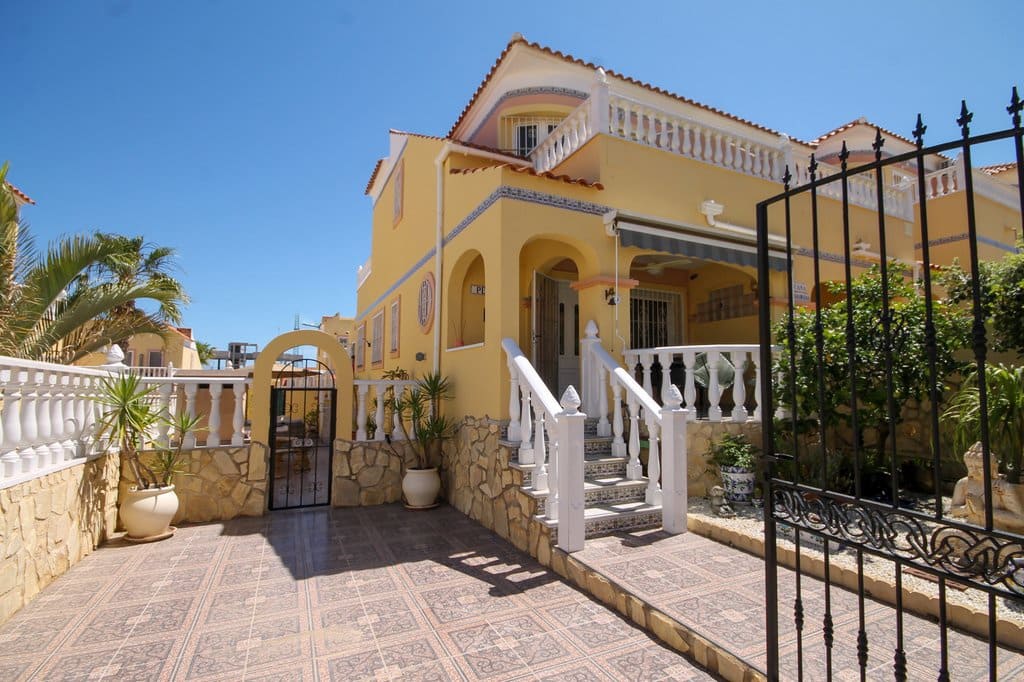 3 soveværelse Byhus til salg i Orihuela Costa med swimmingpool - € 255.000 (Ref: 9851688)