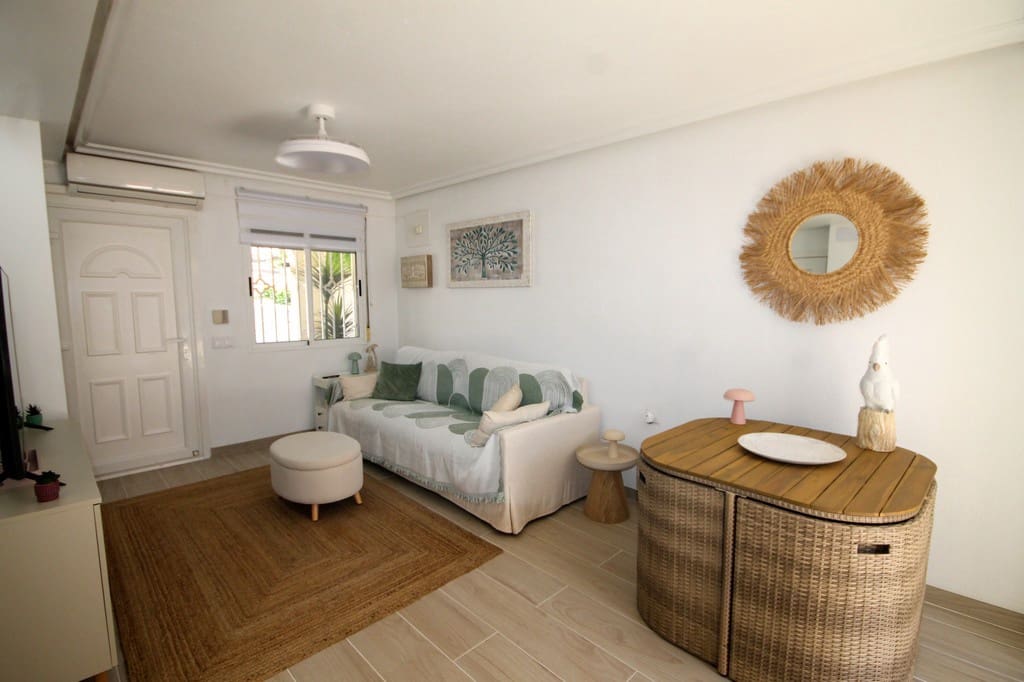 2 slaapkamer Halfvrijstaande villa te koop in San Miguel de Salinas met zwembad garage - € 215.000 (Ref: 9877994)