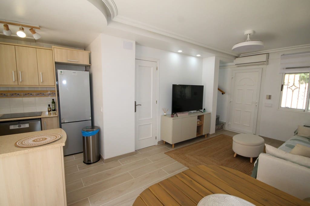2 slaapkamer Halfvrijstaande villa te koop in San Miguel de Salinas met zwembad garage - € 215.000 (Ref: 9877994)