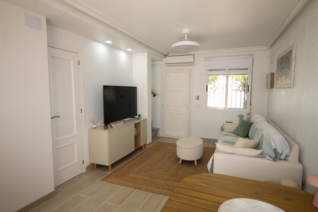 2 slaapkamer Halfvrijstaande villa te koop in San Miguel de Salinas met zwembad garage - € 215.000 (Ref: 9877994)