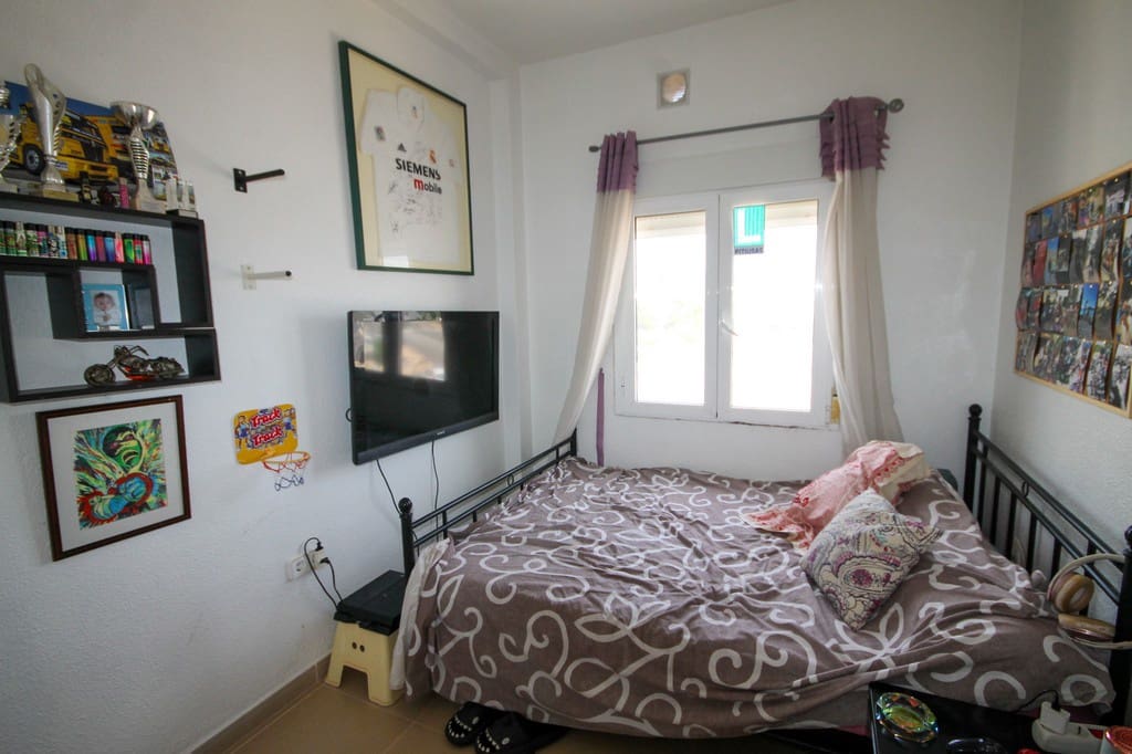 3 bedroom Apartment for sale in Orihuela Costa - € 150,000 (Ref: 9933646)
