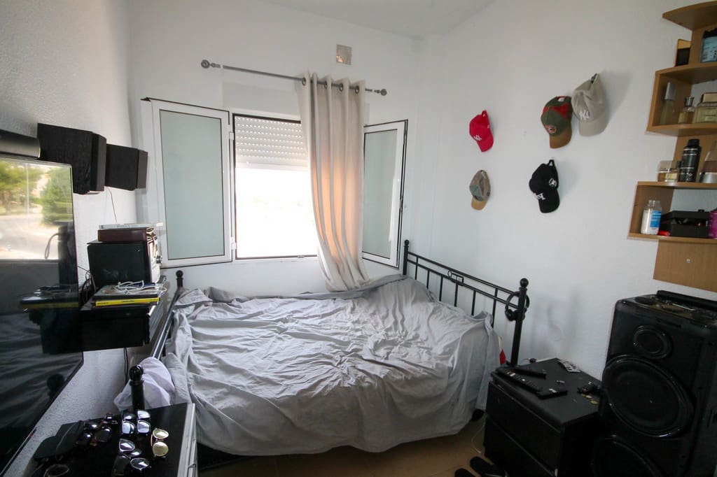 3 bedroom Apartment for sale in Orihuela Costa - € 150,000 (Ref: 9933646)