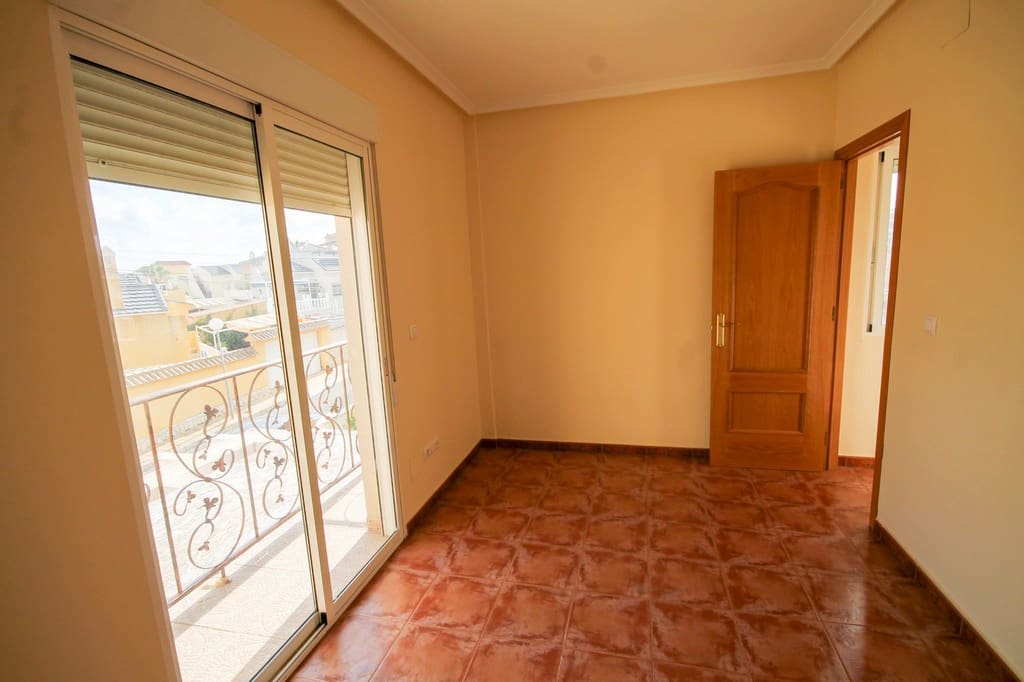 3 soverom Kjedet enebolig til salgs i San Miguel de Salinas med svømmebasseng garasje - € 225 000 (Ref: 9947347)