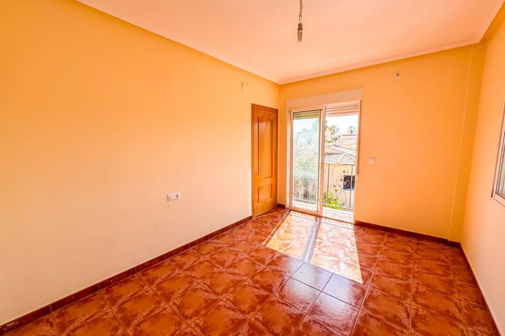 3 soverom Kjedet enebolig til salgs i San Miguel de Salinas med svømmebasseng garasje - € 225 000 (Ref: 9947347)