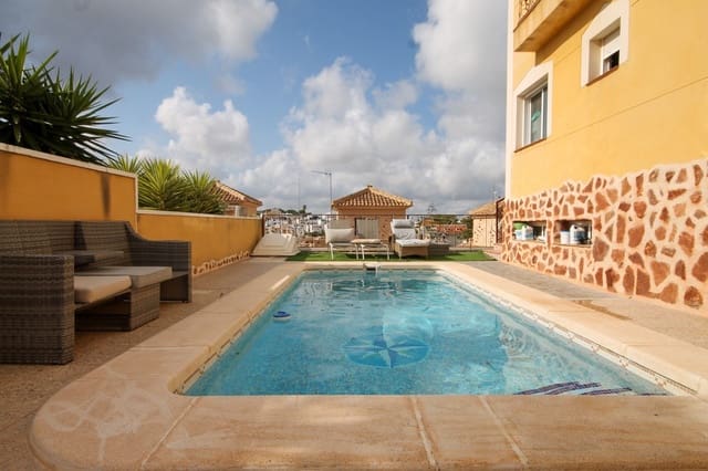 3 soverom Kjedet enebolig til salgs i Blue Lagoon med svømmebasseng garasje - € 225 000 (Ref: 9947347)