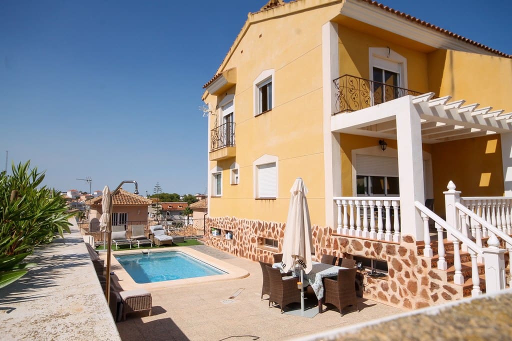 3 soverom Kjedet enebolig til salgs i San Miguel de Salinas med svømmebasseng garasje - € 225 000 (Ref: 9947347)