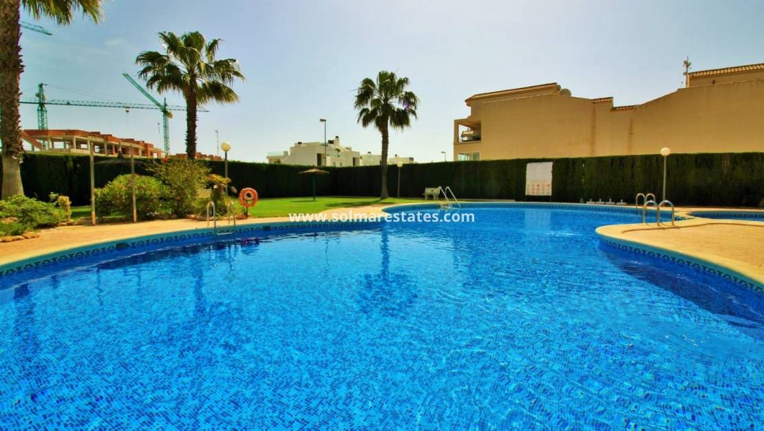 2 makuuhuone Huoneisto myytävänä paikassa Orihuela Costa mukana uima-altaan - 149 950 € (Ref: 10000563)