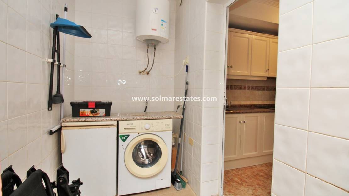 2 makuuhuone Huoneisto myytävänä paikassa Orihuela Costa mukana uima-altaan - 149 950 € (Ref: 10000563)