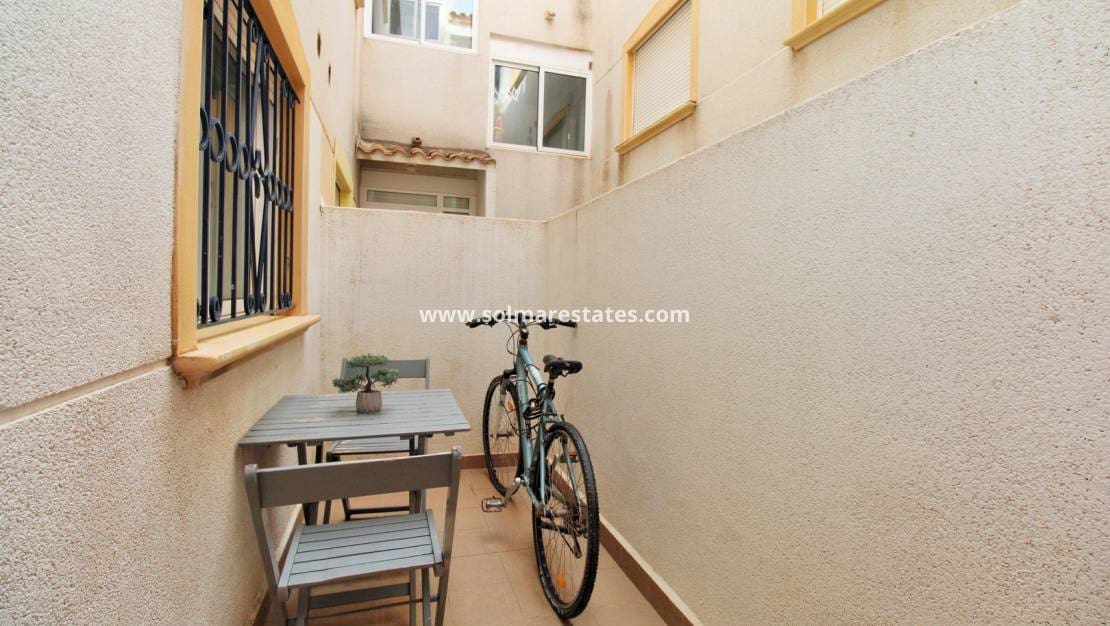 2 makuuhuone Huoneisto myytävänä paikassa Orihuela Costa mukana uima-altaan - 149 950 € (Ref: 10000563)