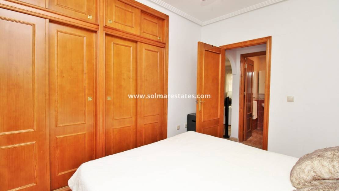 2 makuuhuone Huoneisto myytävänä paikassa Orihuela Costa mukana uima-altaan - 149 950 € (Ref: 10000563)