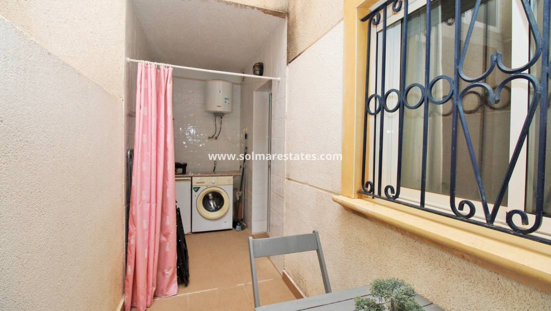 2 makuuhuone Huoneisto myytävänä paikassa Orihuela Costa mukana uima-altaan - 149 950 € (Ref: 10000563)