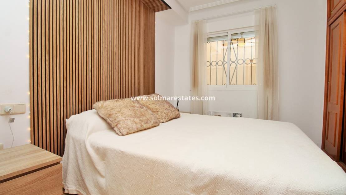 2 makuuhuone Huoneisto myytävänä paikassa Orihuela Costa mukana uima-altaan - 149 950 € (Ref: 10000563)