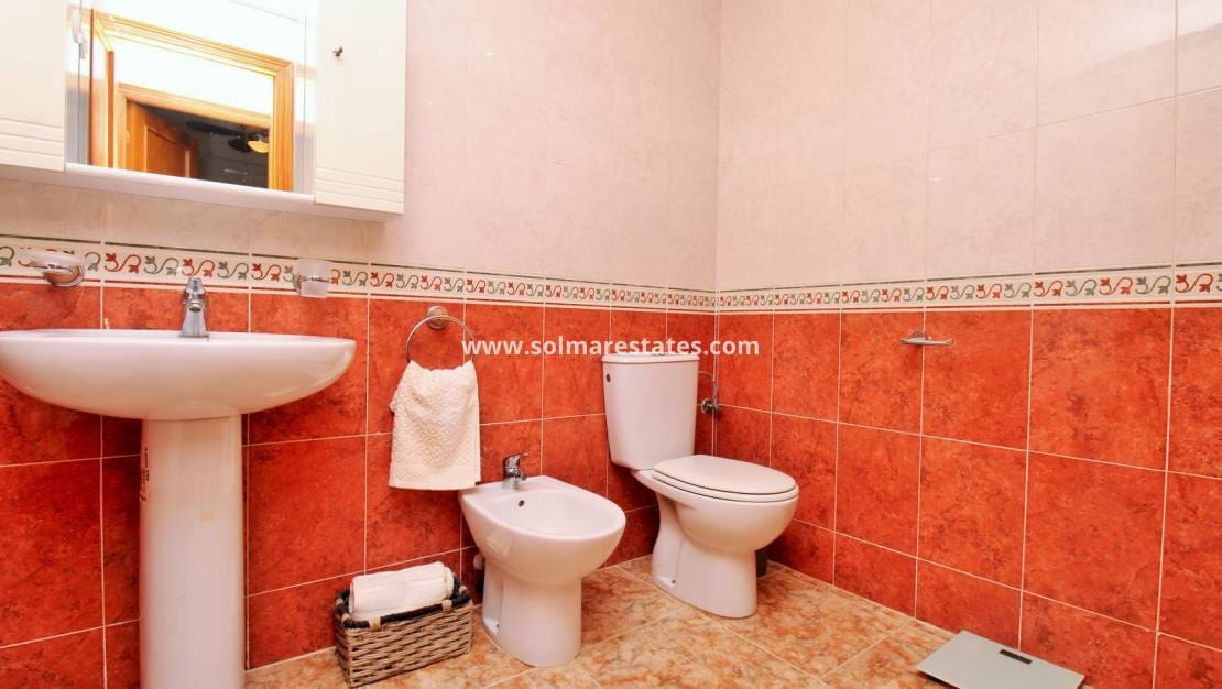 2 makuuhuone Huoneisto myytävänä paikassa Orihuela Costa mukana uima-altaan - 149 950 € (Ref: 10000563)