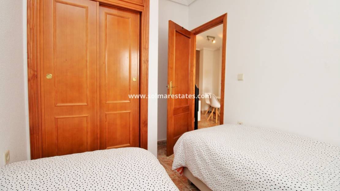 2 makuuhuone Huoneisto myytävänä paikassa Orihuela Costa mukana uima-altaan - 149 950 € (Ref: 10000563)