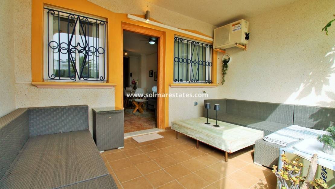 2 makuuhuone Huoneisto myytävänä paikassa Orihuela Costa mukana uima-altaan - 149 950 € (Ref: 10000563)