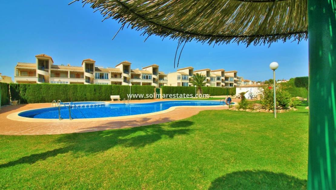 2 makuuhuone Huoneisto myytävänä paikassa Orihuela Costa mukana uima-altaan - 149 950 € (Ref: 10000563)