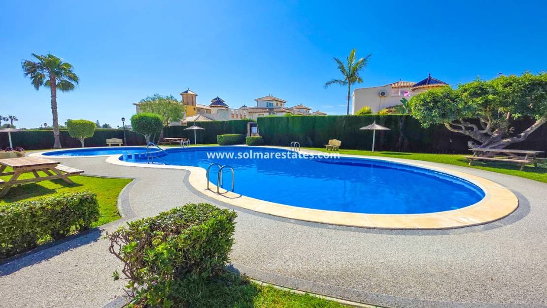 Apartamento de 2 habitaciones en Cabo Roig en venta con piscina - 157.500 € (Ref: 10001332)