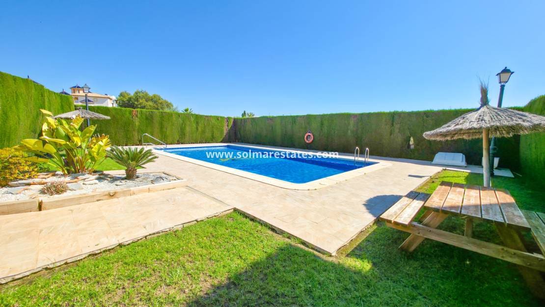 Apartamento de 2 habitaciones en Cabo Roig en venta con piscina - 157.500 € (Ref: 10001332)