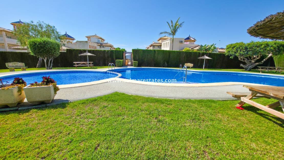 Apartamento de 2 habitaciones en Cabo Roig en venta con piscina - 157.500 € (Ref: 10001332)