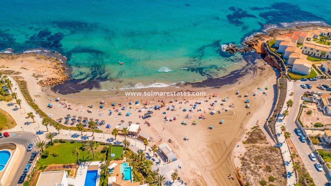 Apartamento de 2 habitaciones en Cabo Roig en venta con piscina - 157.500 € (Ref: 10001332)