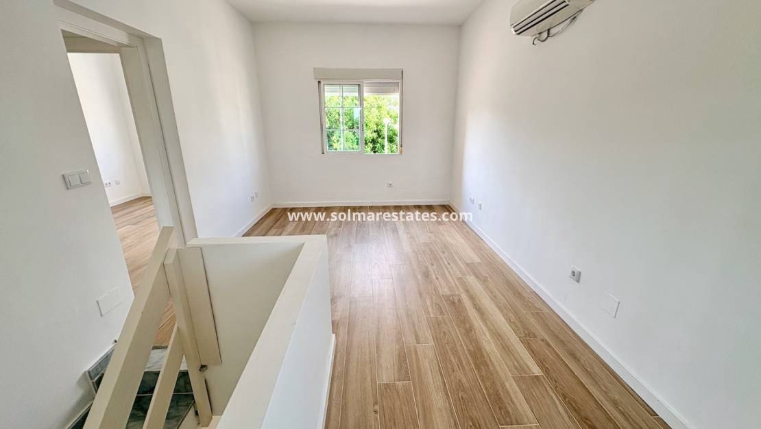 4 Zimmer Villa zu verkaufen in Los Balcones mit Pool - 270.000 € (Ref: 10001333)
