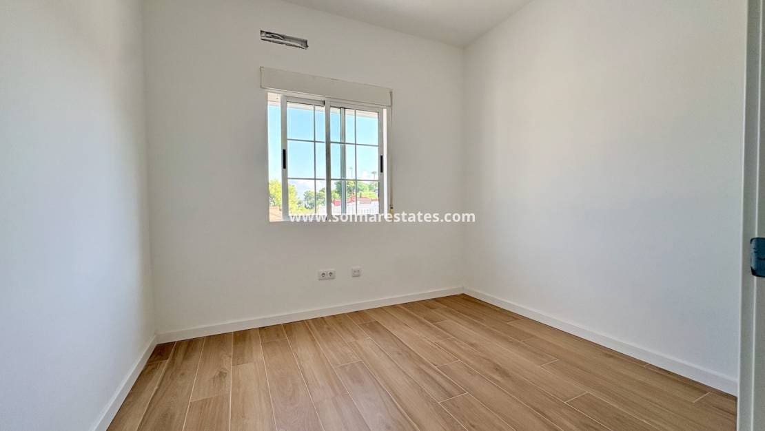 4 Zimmer Villa zu verkaufen in Los Balcones mit Pool - 270.000 € (Ref: 10001333)