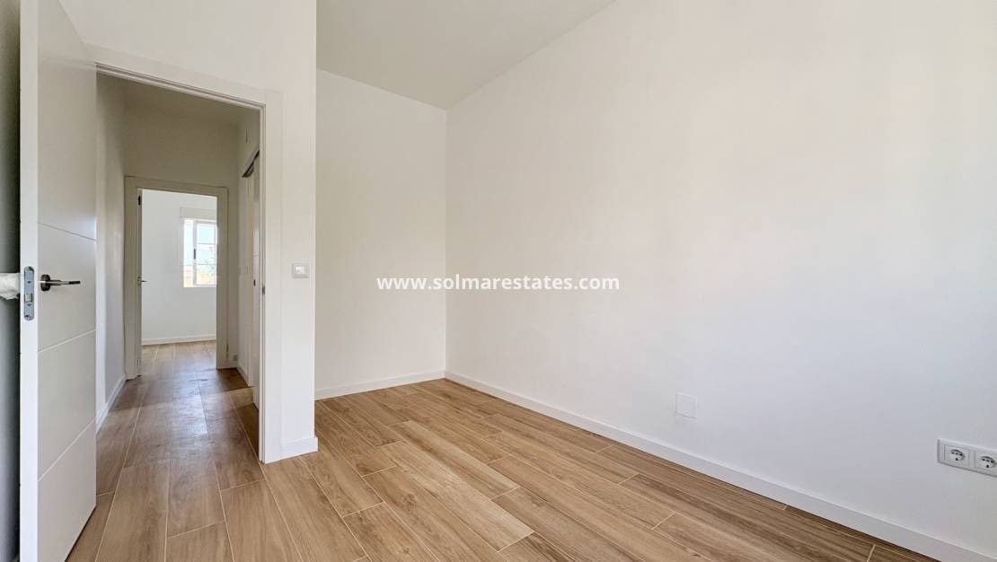 4 Zimmer Villa zu verkaufen in Los Balcones mit Pool - 270.000 € (Ref: 10001333)