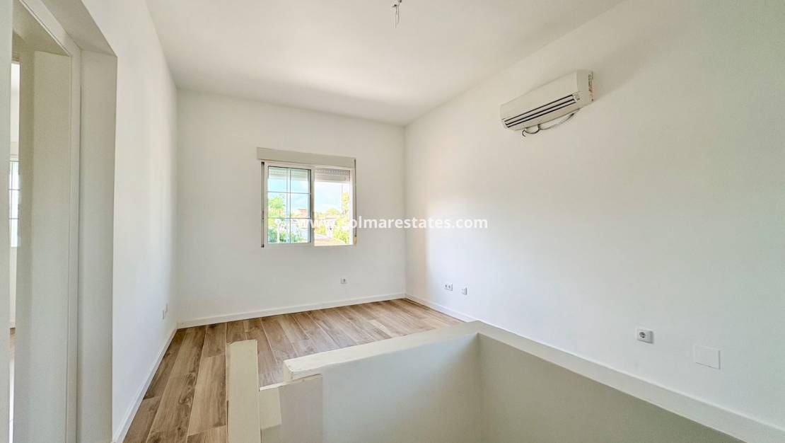 4 Zimmer Villa zu verkaufen in Los Balcones mit Pool - 270.000 € (Ref: 10001333)
