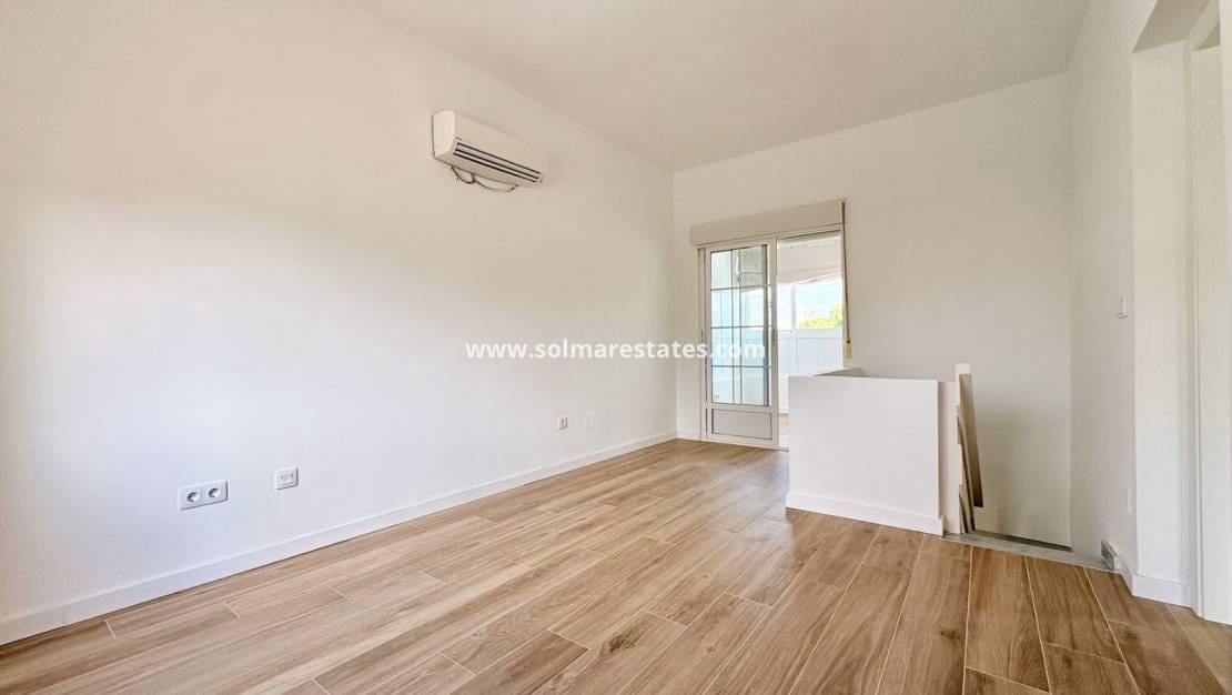 4 Zimmer Villa zu verkaufen in Los Balcones mit Pool - 270.000 € (Ref: 10001333)