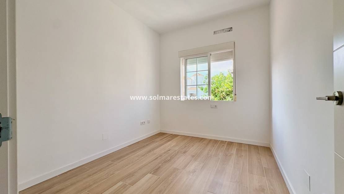 4 Zimmer Villa zu verkaufen in Los Balcones mit Pool - 270.000 € (Ref: 10001333)