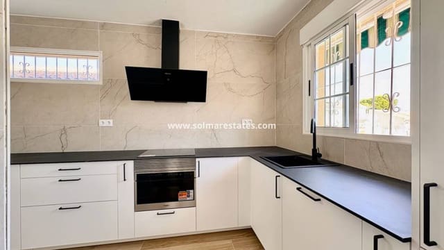 4 Zimmer Villa zu verkaufen in Los Balcones mit Pool - 270.000 € (Ref: 10001333)