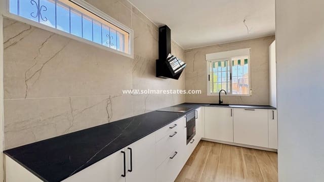 4 Zimmer Villa zu verkaufen in Los Balcones mit Pool - 270.000 € (Ref: 10001333)