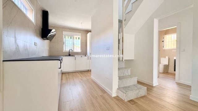 4 Zimmer Villa zu verkaufen in Los Balcones mit Pool - 270.000 € (Ref: 10001333)