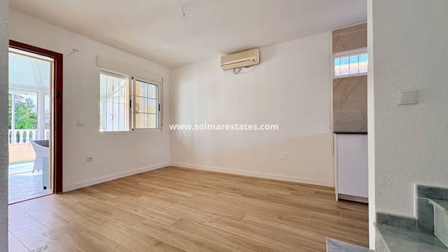 4 Zimmer Villa zu verkaufen in Los Balcones mit Pool - 270.000 € (Ref: 10001333)