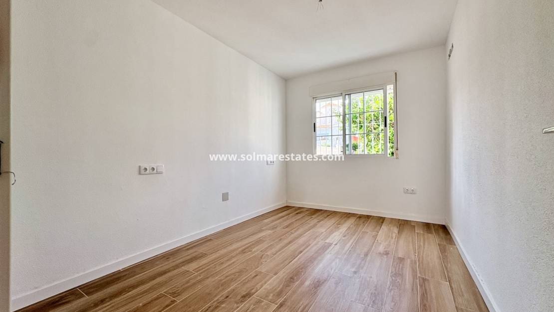 4 Zimmer Villa zu verkaufen in Los Balcones mit Pool - 270.000 € (Ref: 10001333)