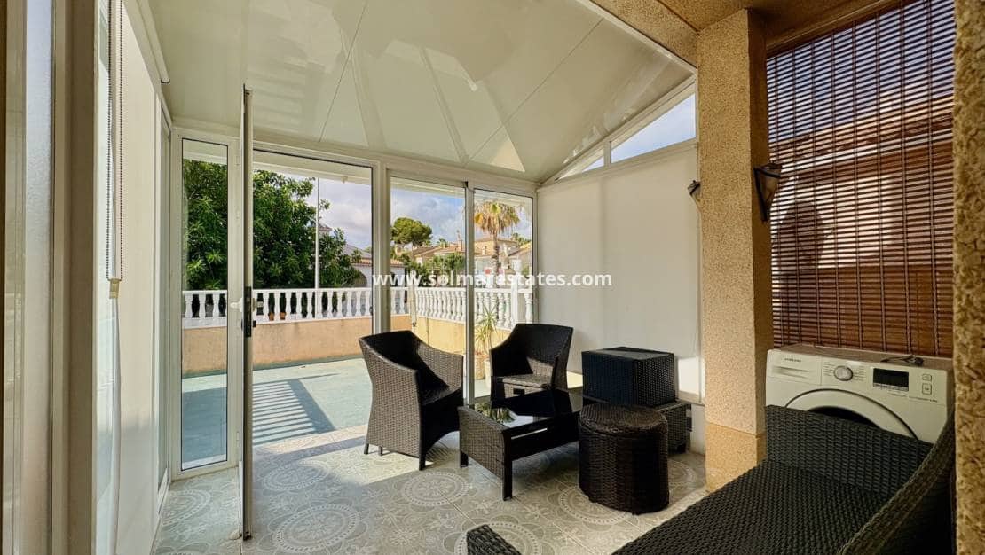 4 Zimmer Villa zu verkaufen in Los Balcones mit Pool - 270.000 € (Ref: 10001333)
