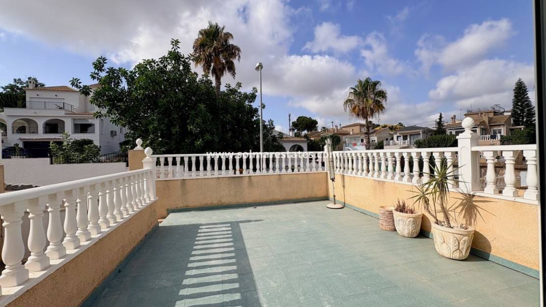 4 Zimmer Villa zu verkaufen in Los Balcones mit Pool - 270.000 € (Ref: 10001333)