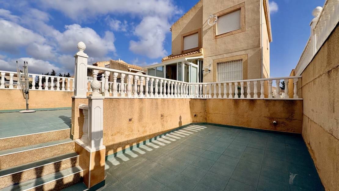 4 Zimmer Villa zu verkaufen in Los Balcones mit Pool - 270.000 € (Ref: 10001333)