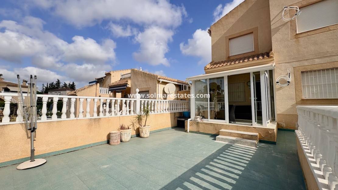 4 Zimmer Villa zu verkaufen in Los Balcones mit Pool - 270.000 € (Ref: 10001333)