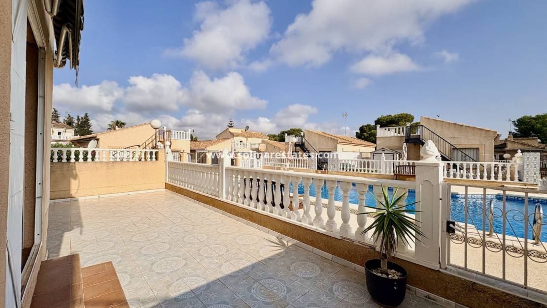 4 Zimmer Villa zu verkaufen in Los Balcones mit Pool - 270.000 € (Ref: 10001333)