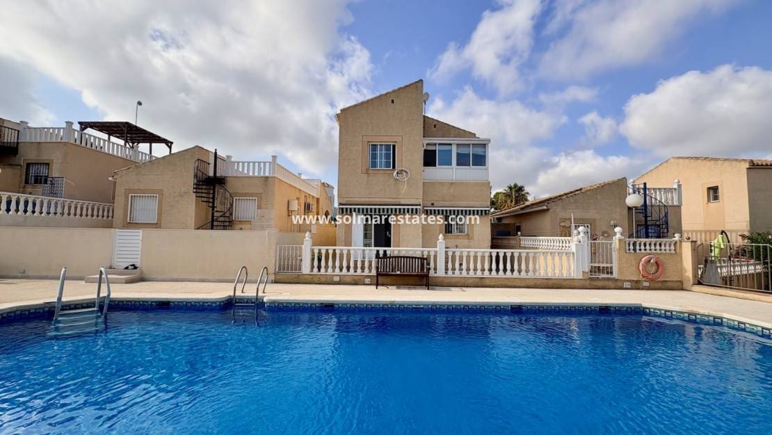 4 Zimmer Villa zu verkaufen in Los Balcones mit Pool - 270.000 € (Ref: 10001333)
