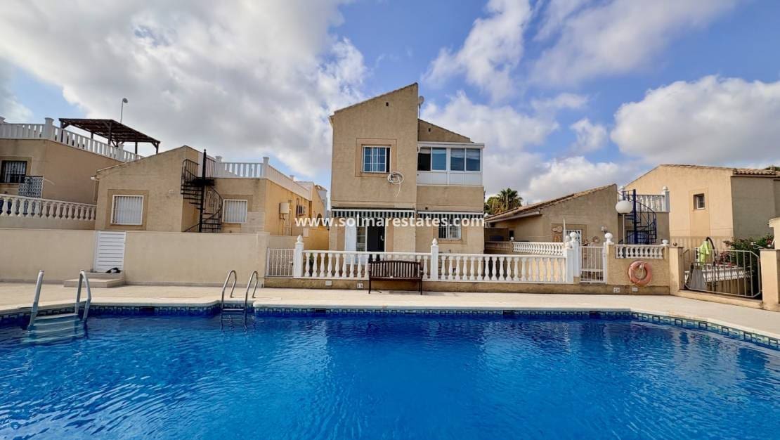 4 Zimmer Villa zu verkaufen in Los Balcones mit Pool - 270.000 € (Ref: 10001333)