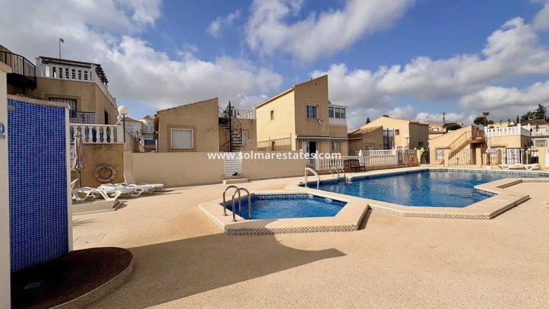 4 Zimmer Villa zu verkaufen in Los Balcones mit Pool - 270.000 € (Ref: 10001333)