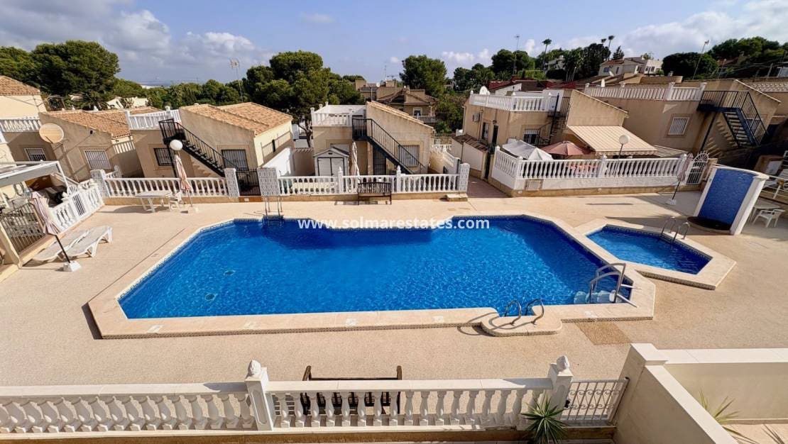 4 Zimmer Villa zu verkaufen in Los Balcones mit Pool - 270.000 € (Ref: 10001333)