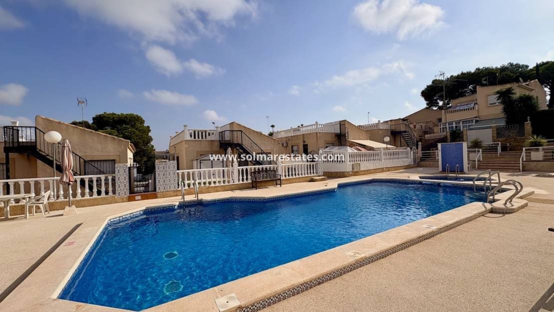 4 Zimmer Villa zu verkaufen in Los Balcones mit Pool - 270.000 € (Ref: 10001333)