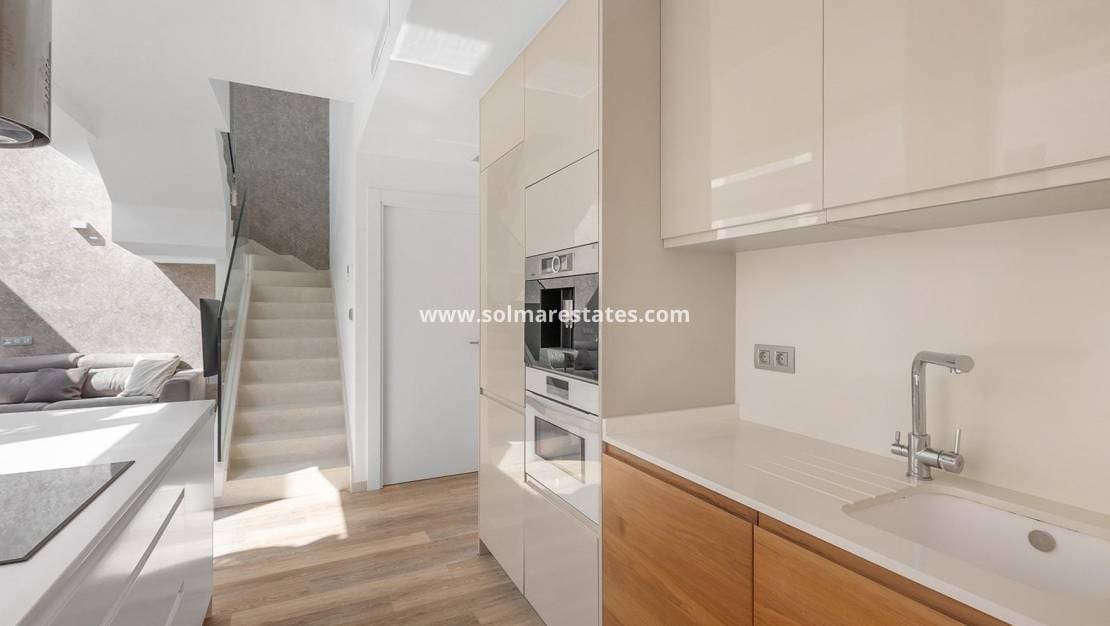3 makuuhuone Huvila myytävänä paikassa Pueblo Bravo mukana uima-altaan - 460 000 € (Ref: 10004298)